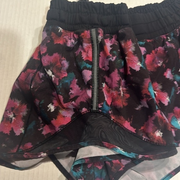 Lululemon shorty hot shorts with back pocket pull strings midnight bloom floral - Picture 9 of 11